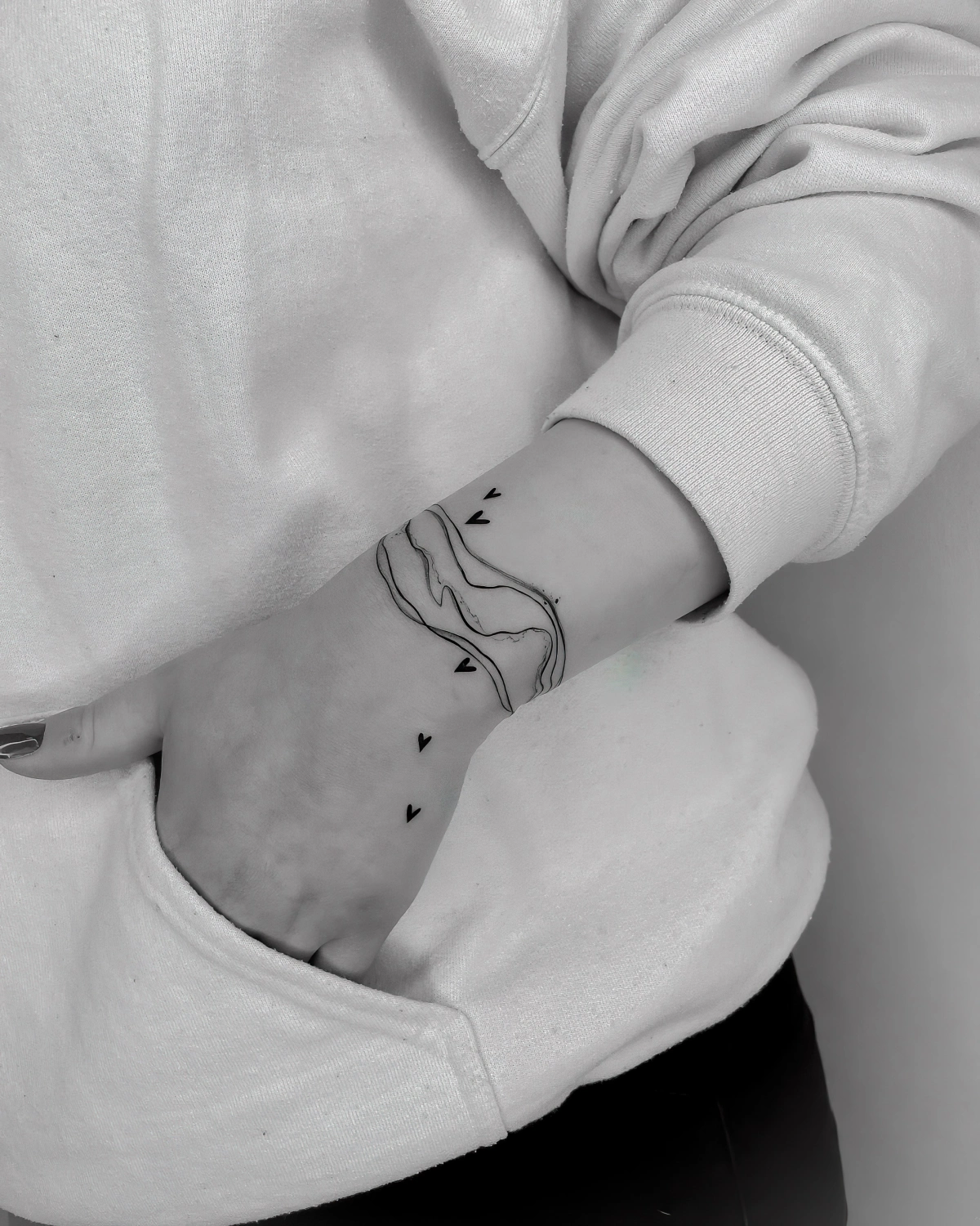 sweatshirt femme blanc pantalon noir legging tatouage coeur poignet lignes courbes