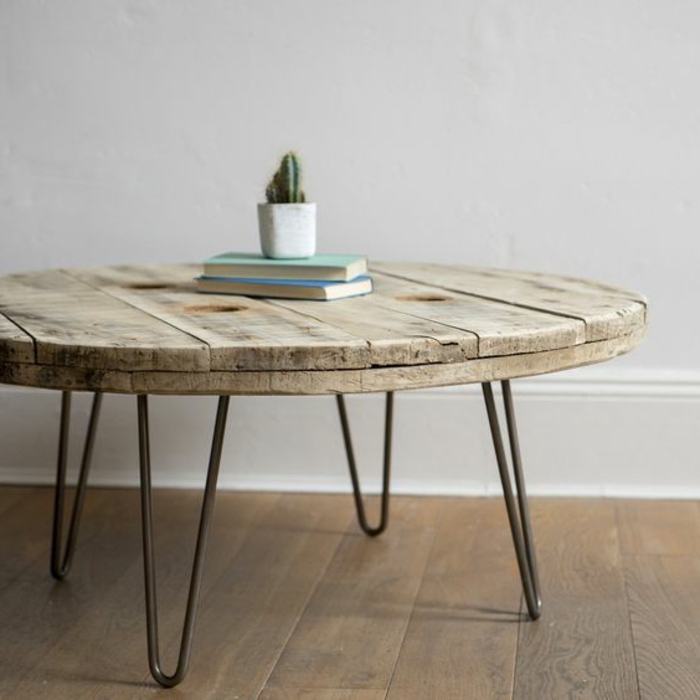 touret table basse, plateau en bois aspect brut usé, pied de table en epingle, parquet en bois, decoration vintage scandinave