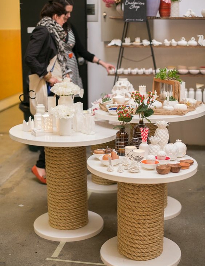 modele de table en touret repeinte en blanc, exposition, accessoires deco, bougies