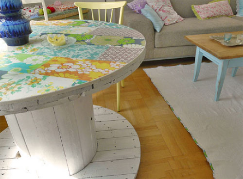 deco touret avec plateau, décoré à motifs floraux, patchwork, papier peint, parquet clair, canapé gris et table basse