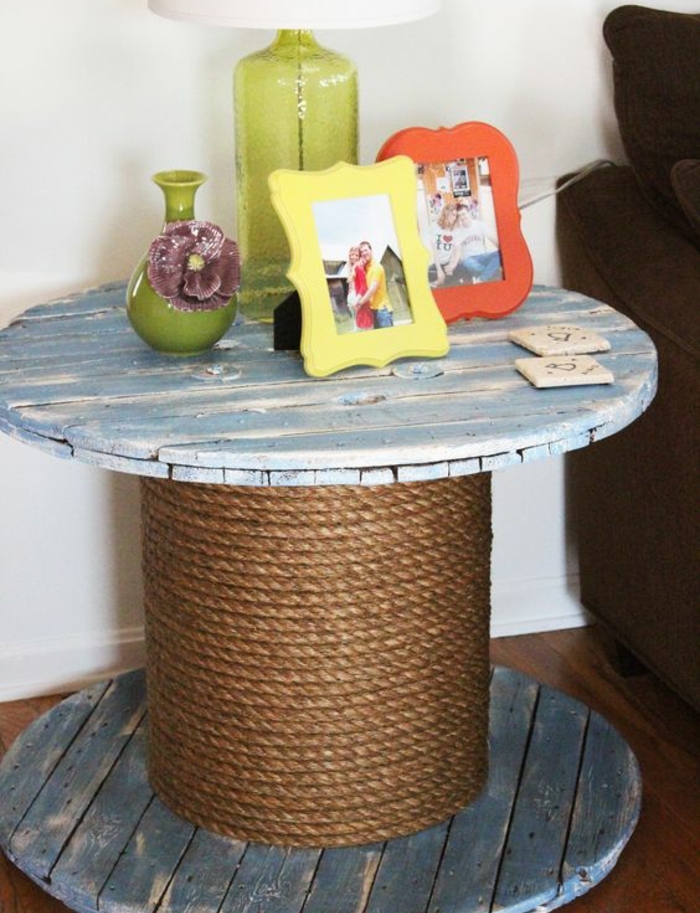 touret bois table de service, aspect usé, de la corde enroulée autour, decoration lampe diy, cadres photo, petit vase vert