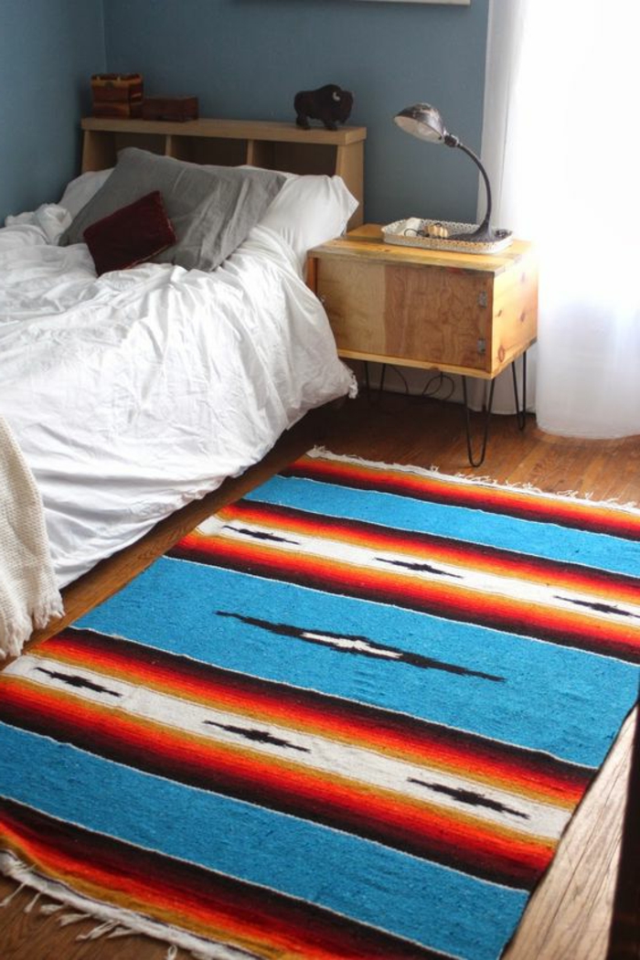 tapis ethnique, chambre aménagée tout simplement, deux petits meubles en bois