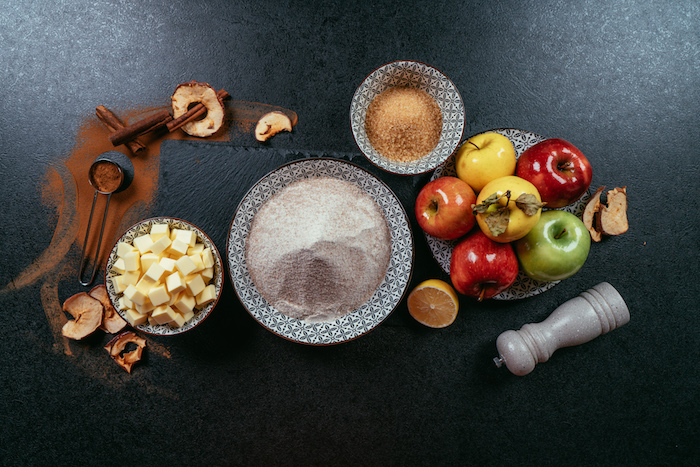 les ingredients necessaires pour faire un gateau sans gluten aux pommes, sucre de coco, beurre et épices d automne