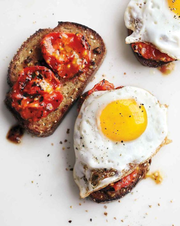 un sandwich ouvert aux tomates et à l'oeuf, recette de tartine italienne originale pour un petit déjeuner sain et équilibré