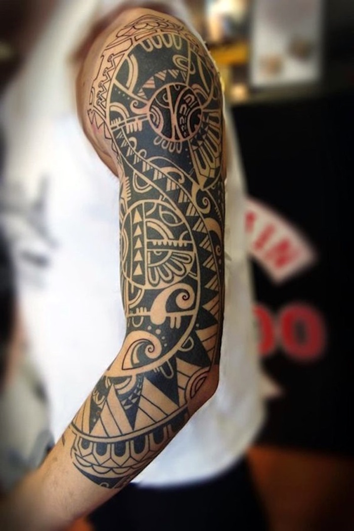 tatouage tout le bras tribal tatouages polynesiens homme tattoo maori