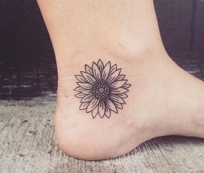 petit tatouage sur la cheville fleur de tournesol au pied