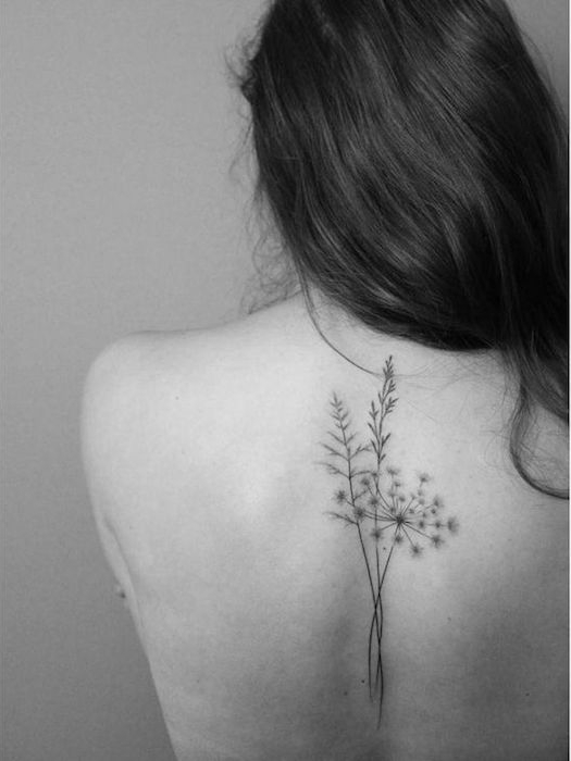 tatouages femmes milieu dos tattoo fleurs plantes femme