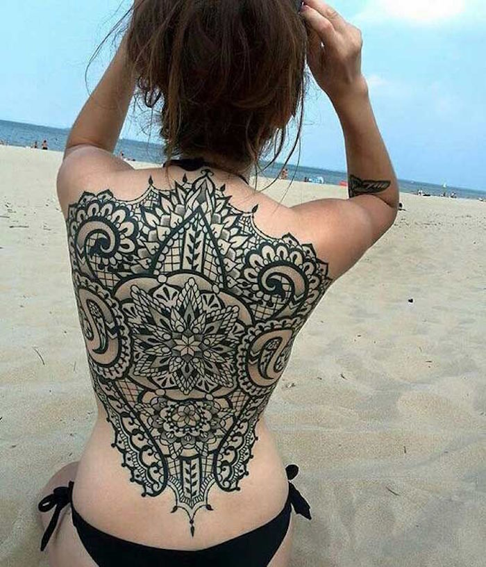 tatouage rosace dos femme tattoo mandala noir