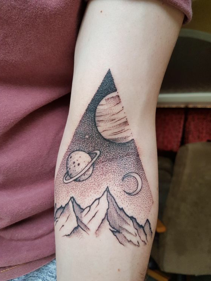 tatoo homme, montagne et cosmos, planètes dessinées au-dessus de la montagne