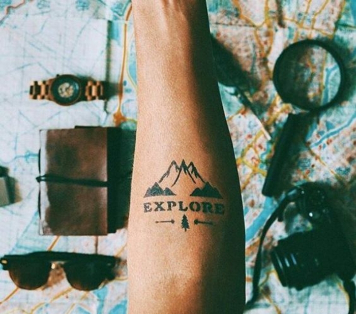 tatoo homme montagne, carte géographique, caméra, montre et loupe