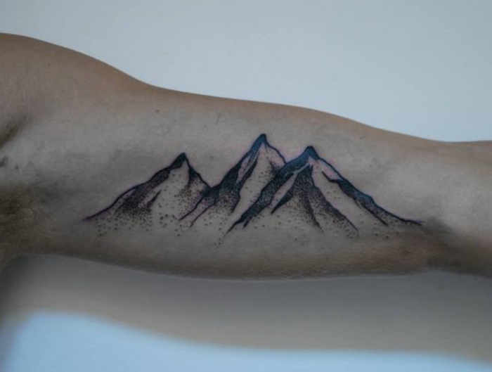 tatoo homme, trois cimes de montagne en noir, quel image tatouer sur son bras 