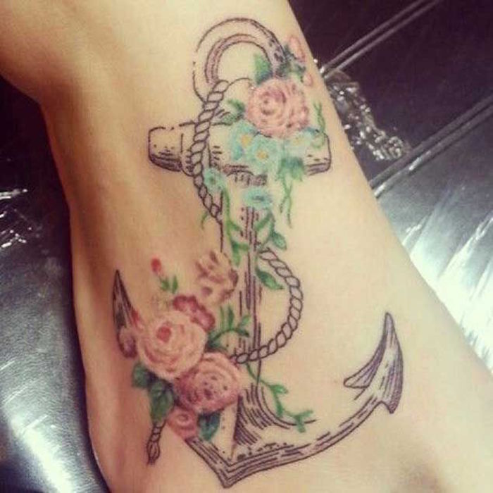 tatouage rose sur le pied ancre cheville femme idée tattoo