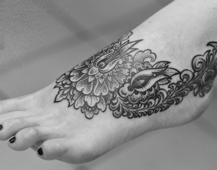 tatouage fleur pied femme fleur mandala dessus cheville