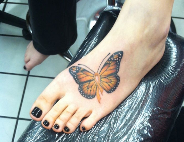 tatoo pied femme dessus papillon couleur idée tatouage pieds