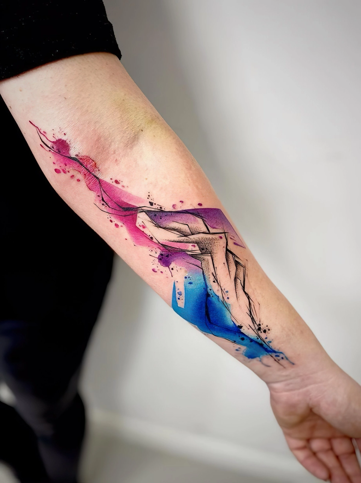 tatouage aquarelle lignes sommets dessin nature sur peau en couleurs
