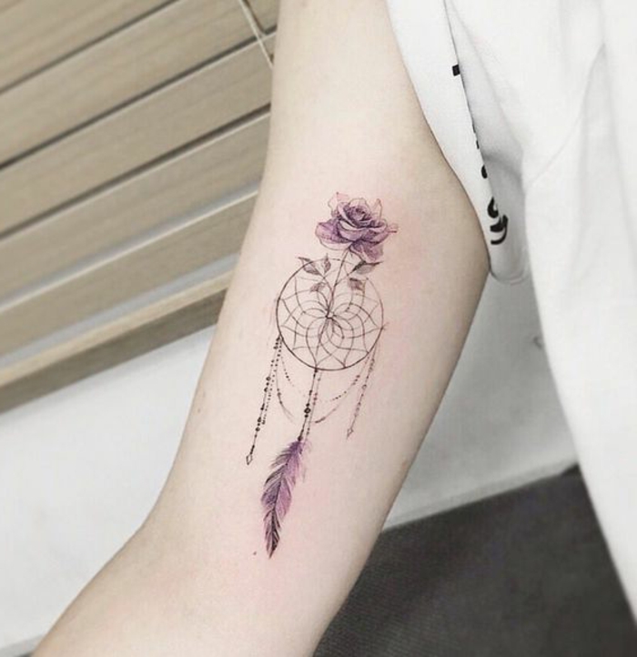 tatouage attrape reve avant bras, filet noir, plume roser et dessin de rose, idée de dessin tatouage féminin
