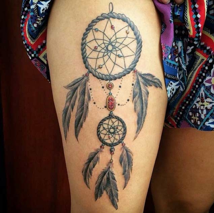 exemple de tatouage attrape reve cuisse, corde cerceau, filet et plumes grises, pierres et perles colorées