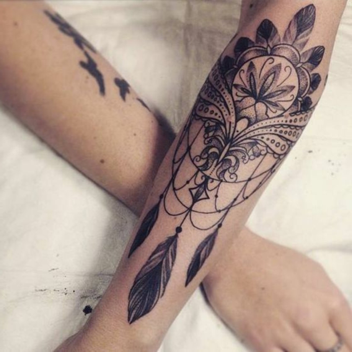 attrape reve tatouage, plumes noires, fleur de lys, plusieurs détails décoratifs, des oiseaux en vol