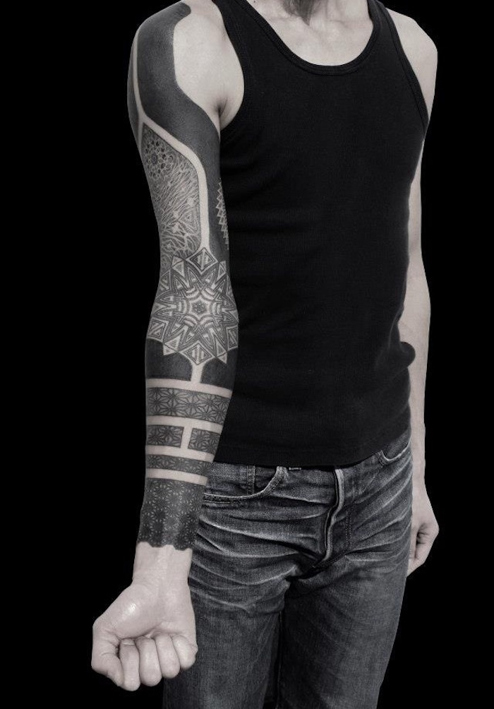 tatouage bras complet homme bandes noires et rosaces épaule poignet