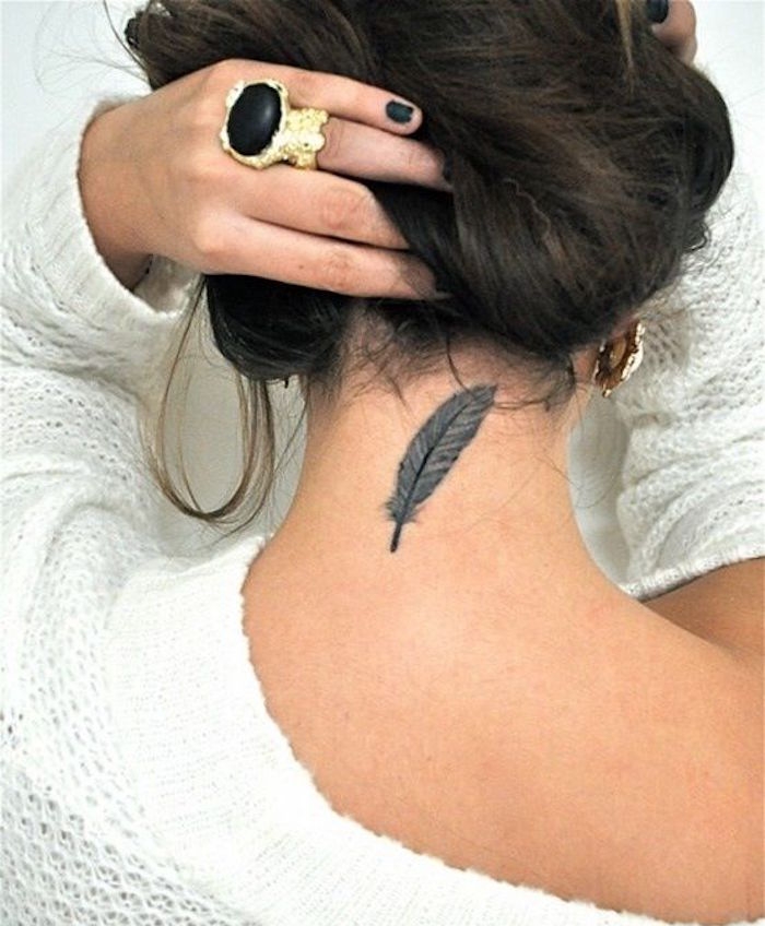tatouage plume nuque femme tattoo dans cou feminin idées tatoo plumes