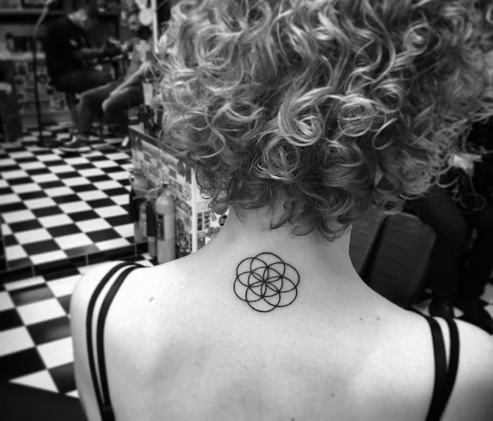 tatouage a la nuque femme idée tattoo cou rosace discret