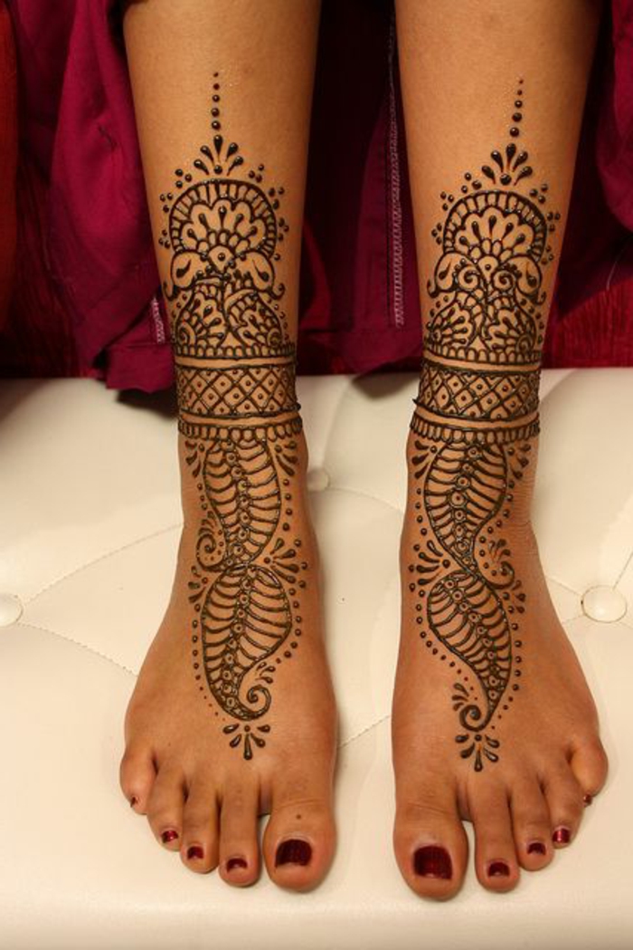 tatouage au henné, jeune fille avec dessins au henné sur les pieds