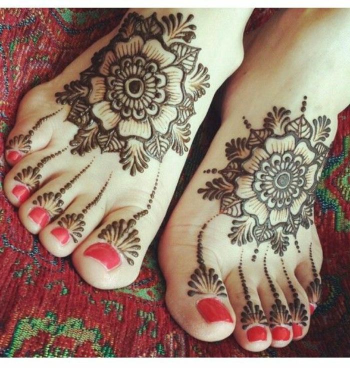 tatouage au henné, tapis ethnique oriental, dessins de henné floraux
