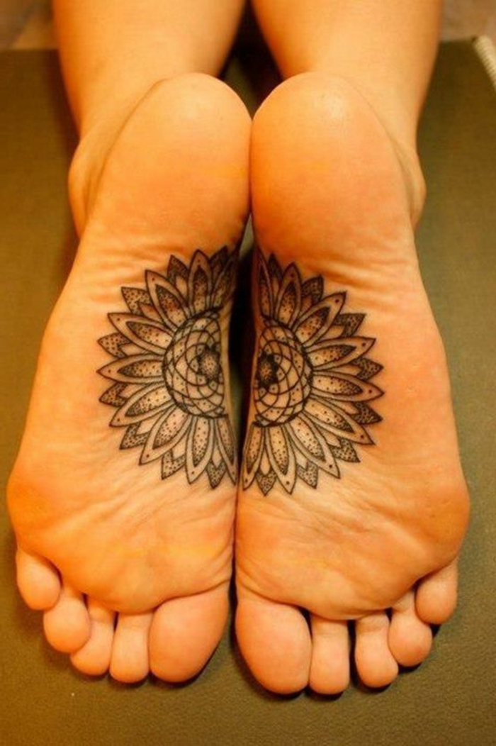 tatouage au henné, dessins sur le corps traditionnels, une fleur composée de deux parties séparées