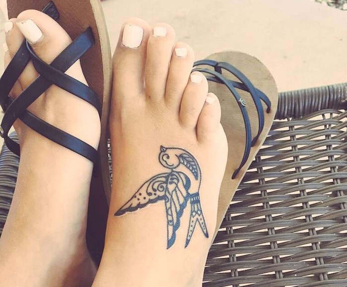 idée petit tatoo pied femme hirondelle oiseau noir dessus