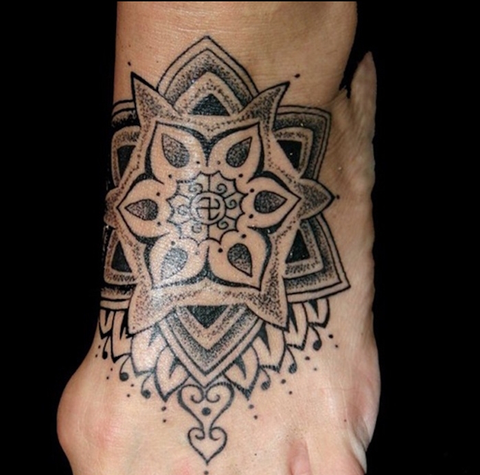 tatouage sur le pied mandala indien dessus femme style henne