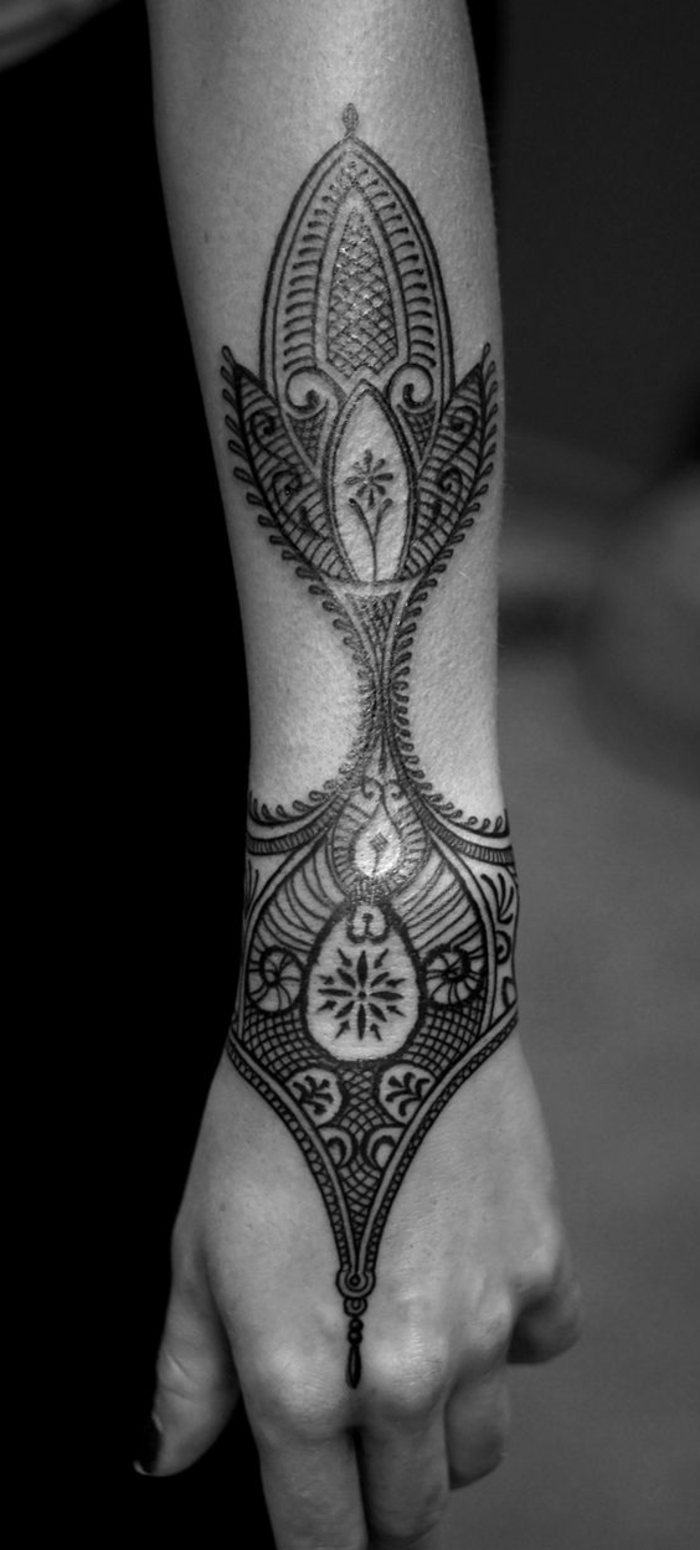 tatouage avant bras femme, tatouage manchette, forme tatouée aux motifs de dentelle