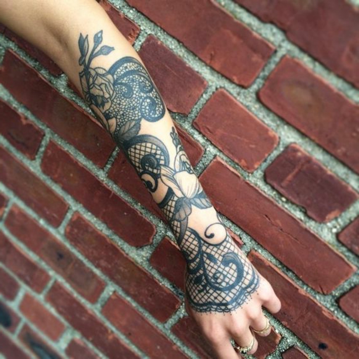tatouage avant bras femme, tatouage baroque en dentelle filet de pêche
