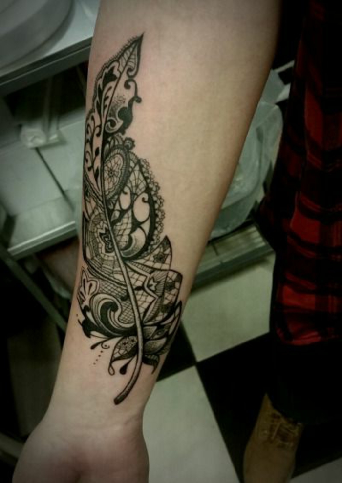 tatouage avant bras femme, plume tatouée à l'avant-bras avec jolies arabesques