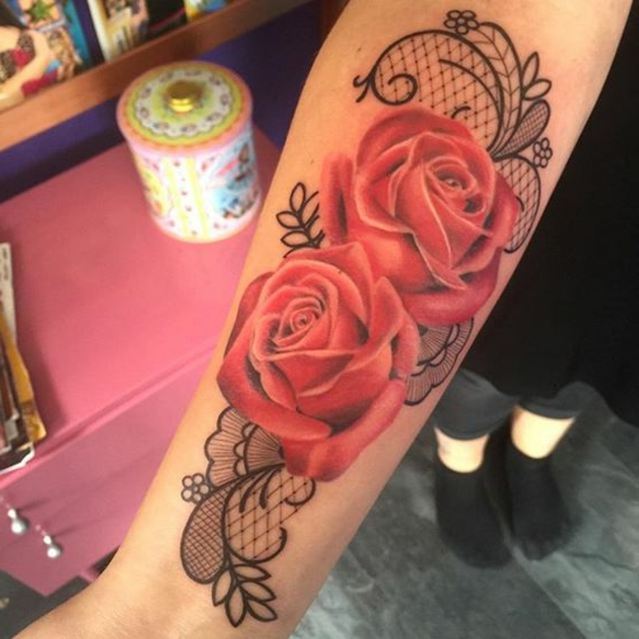 tatouage avant bras femme, deux roses tatouées et dentelle filet de pêche