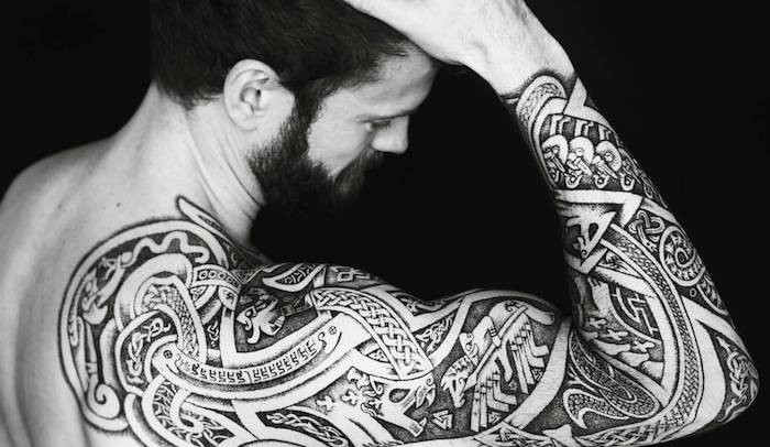 tatouage bras homme, motifs animaux, serpent, tatouage homme, tribal motifs, barbe longue