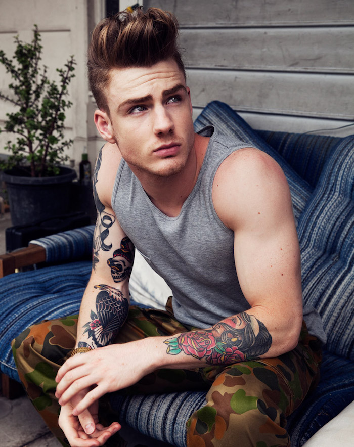 tatouage bras homme, coiffure homme, tatouage en couleurs, motifs floraux, tattoo sur épaule