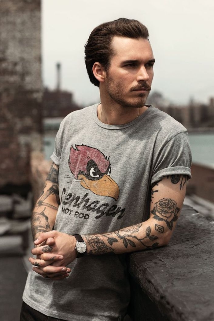 tatouage homme, promenade au bord de mer, t-shirt dessin animal, les plus beaux tatouages, motifs rose