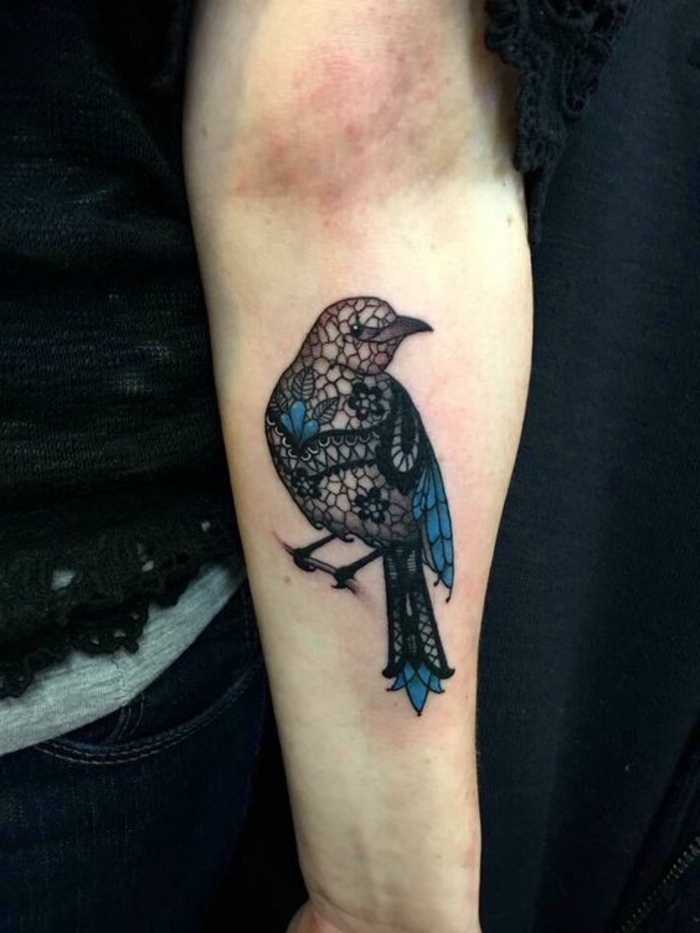 tatouage avant bras femme, dessin oiseau composé de dentelle noire