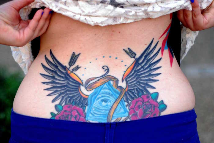 tatouage bas dos femme ailes roses pyramide oeil tattoo illuminati