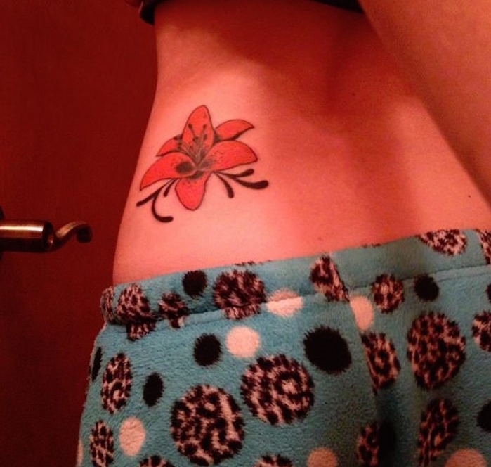 tattoo bas du dos femme fleur tattoo fleurs coté hanche