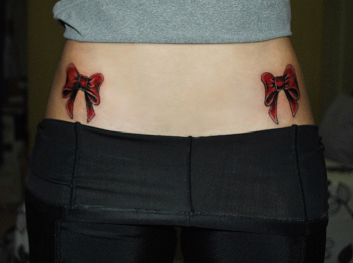 tatouage papillon sexy bas dos femme tattoo noeud hanches reins