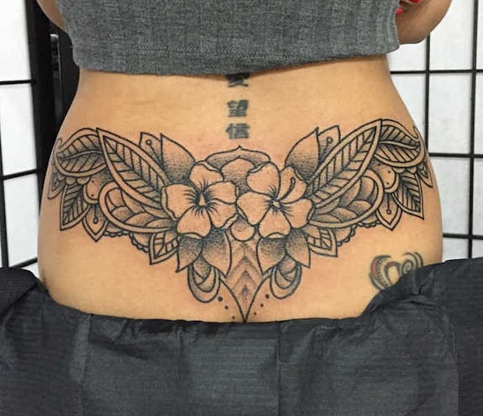 tatouage bas dos fleurs lotus tattoo fleur bassin femme