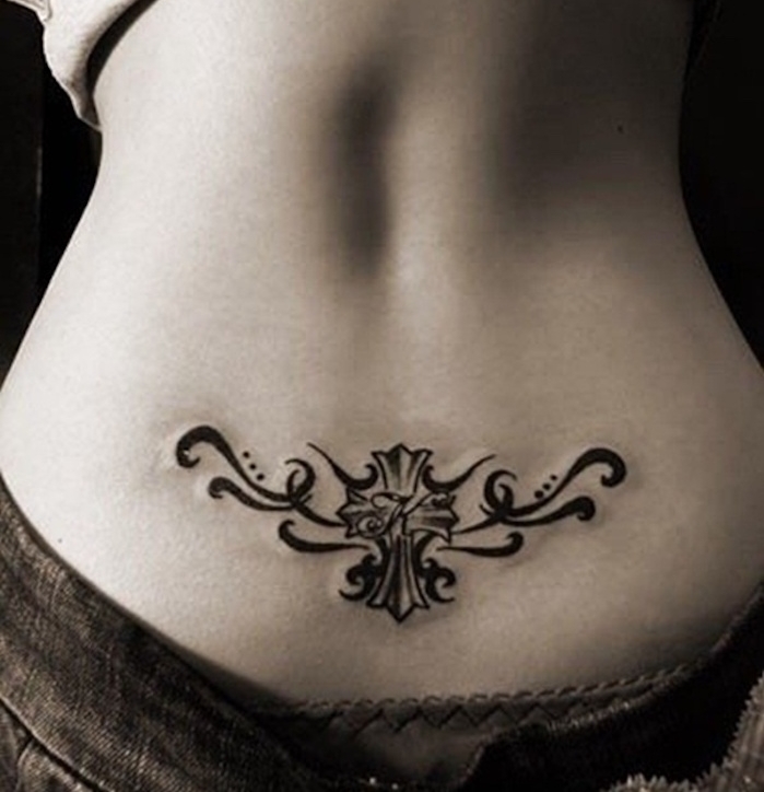 petit tatouage bas du dos féminin tattoo tribal au dessus des fesses