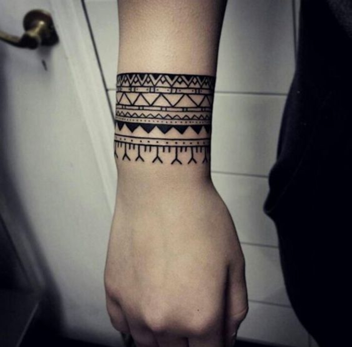 tatouage bracelet homme, femme, idée de tatouage tribal à plusieurs symboles géométriques