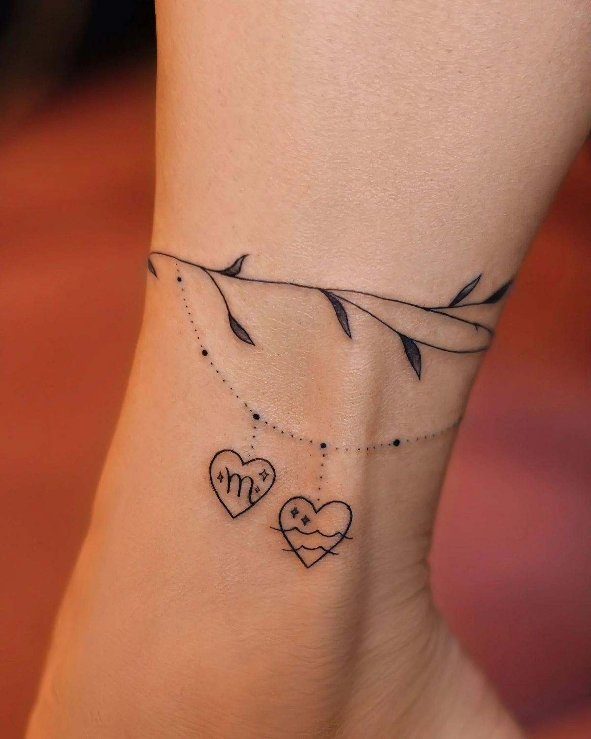 tatouage bracelet cheville dessin branches feuilles ornements coeurs perles