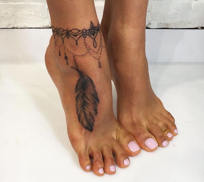 tatouage cheville femme bracelet tattoo chaine pendentif plume