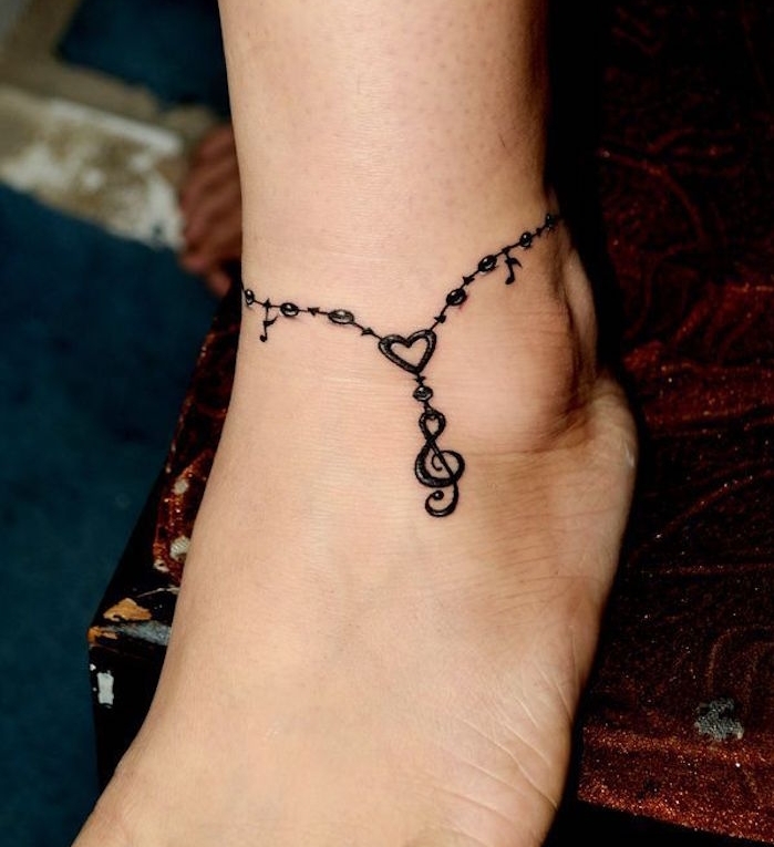 tatouage cheville femme bracelet style chaine au pied avec pendentif tattoo clé de sol