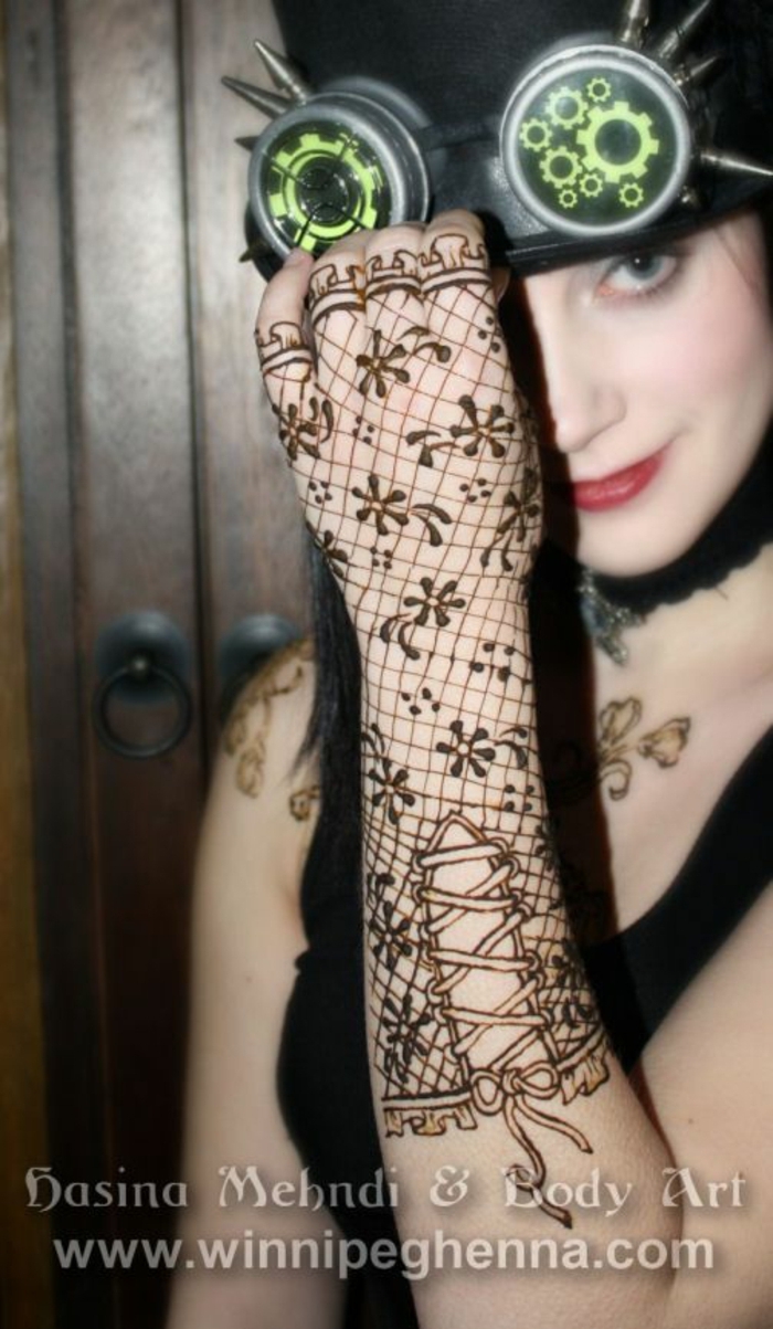 tatouage bracelet dentelle, tatouage imitation de gant sur l'avant-bras