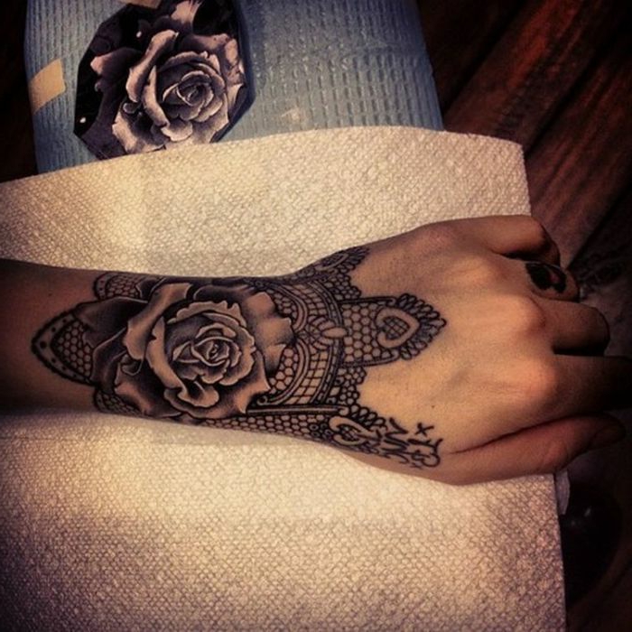 tatouage bracelet dentelle, grande rose au centre du dessin, dentelle filet