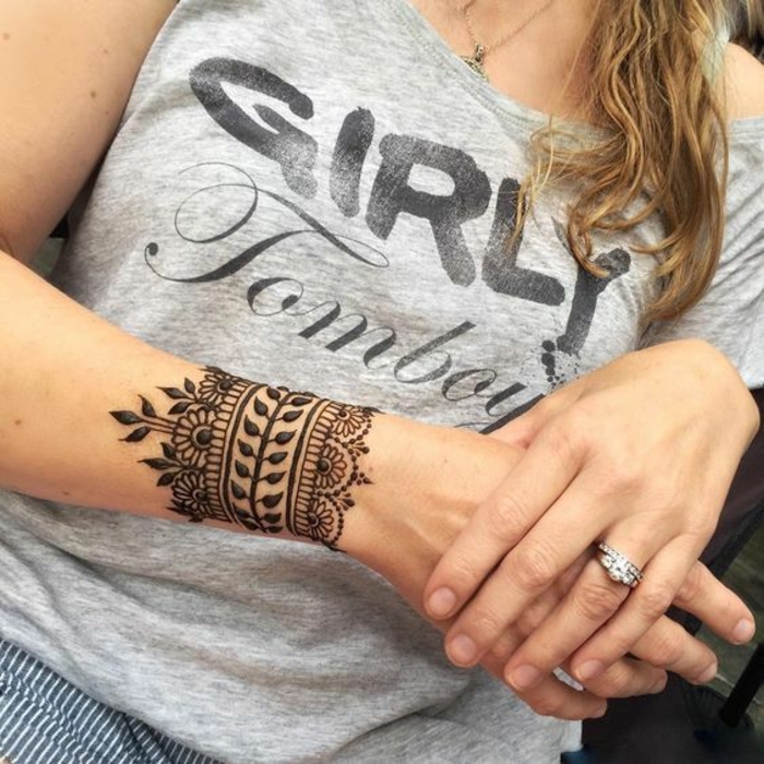 tatouage bracelet dentelle, bracelet à l'henné et t shirt grise avec des scripts
